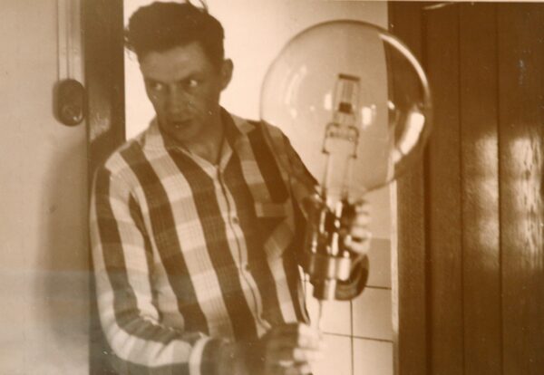 Vuurtorenwachter met lamp, ca 1960