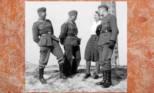 Duitse militairen op Texel bij de vuurtoren, Tweede Wereldoorlog, 1945. Foto Collectie Paul Dijkstra.