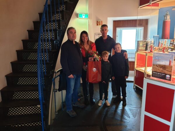 Fam Leek 100.000ste bezoeker vuurtoren Texel